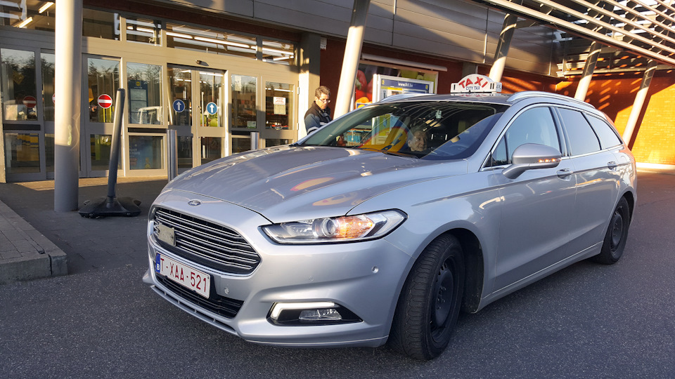 Подъехал я на машине к магазину, смотрю, такси социальное грузит ...