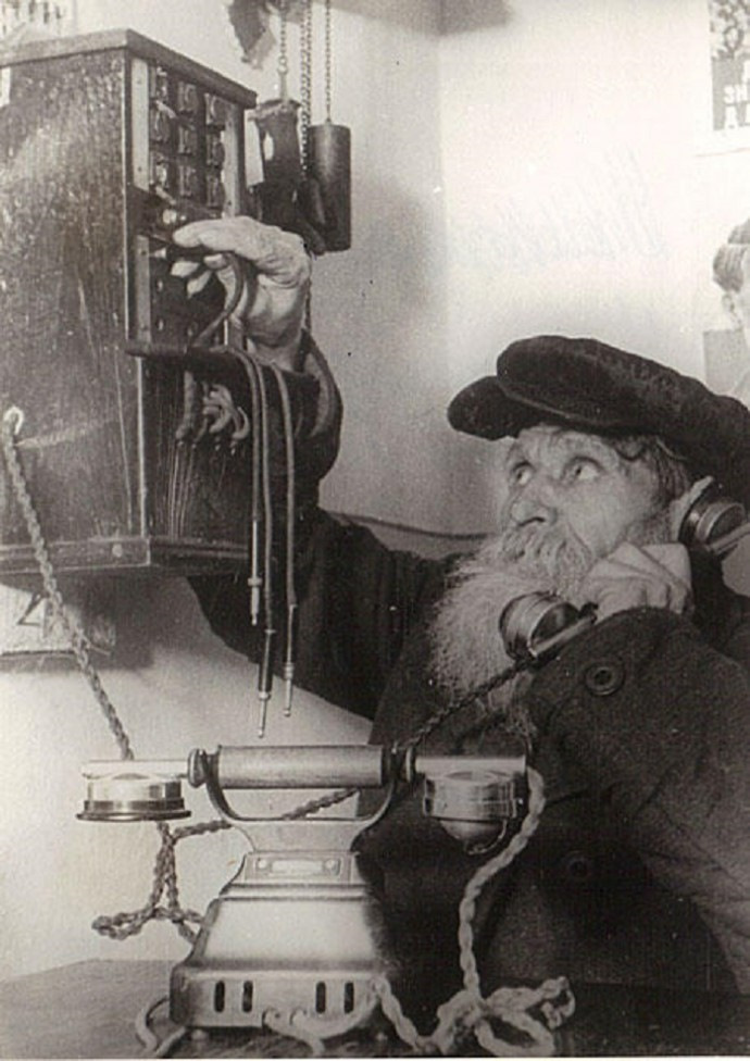Вернулся старому телефону. Первый телефонный аппарат. Крестьянин с телефоном. Телефонный аппарат ретро. Человек с трубкой телефона.