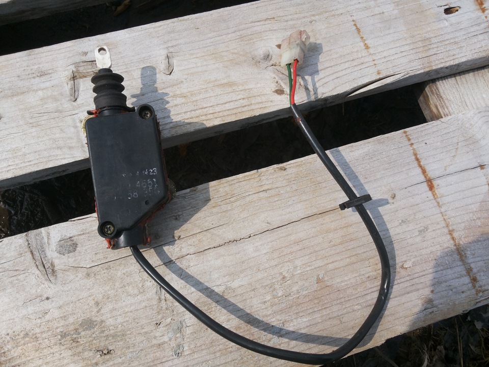 Замена электропривода замка двери — Mazda 323 IV, 1,3 л, 1993 года ...