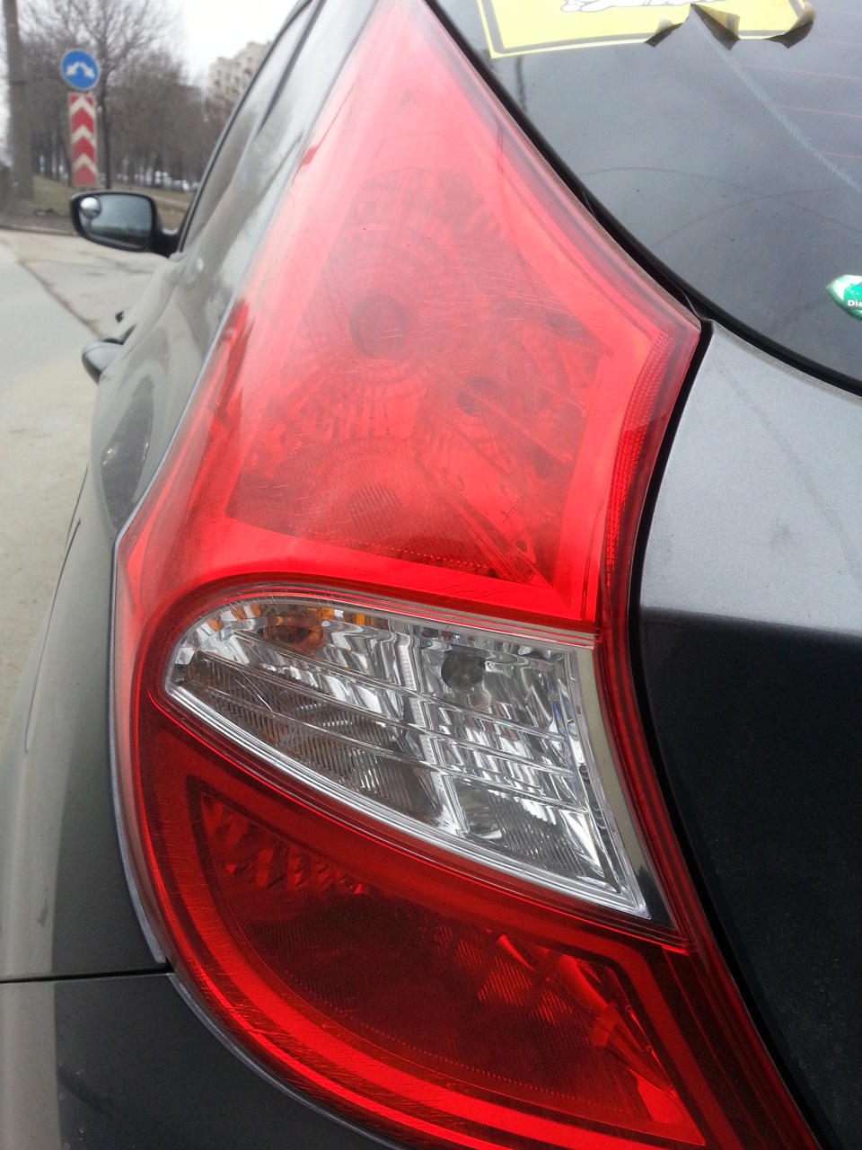 Потрескались стекла задних фонарей — Hyundai Solaris Hatchback, 1,6 л ...