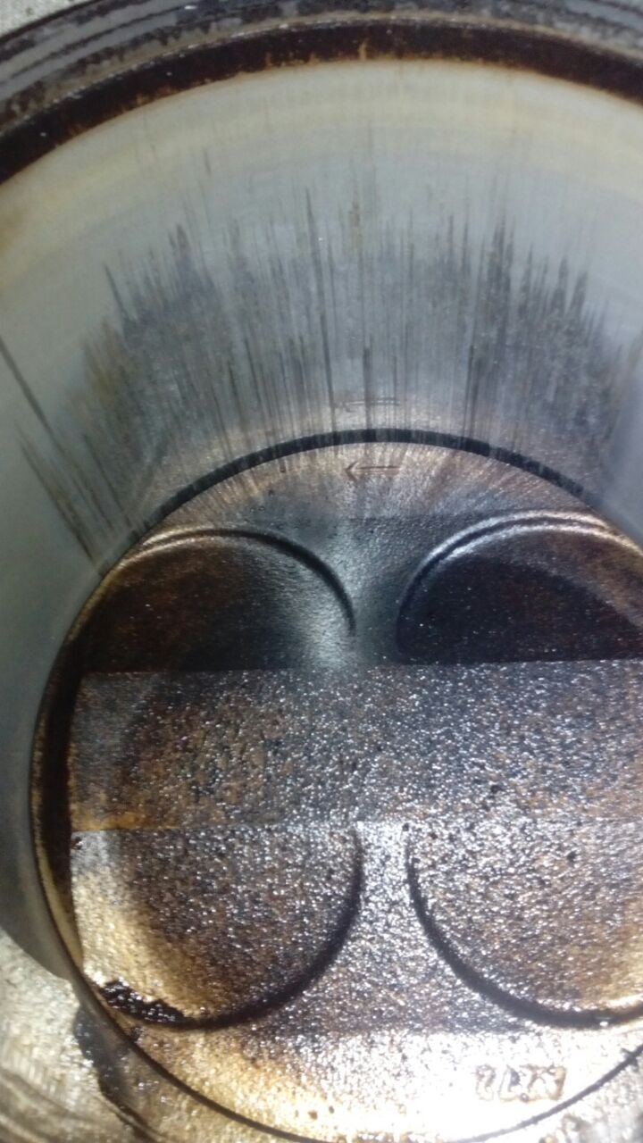 Задиры в цилиндрах эндоскопом. Признаки задиров в цилиндрах. Задиры гильзы д-245. Задиры цилиндров 2t. Признаки задиров в цилиндрах.