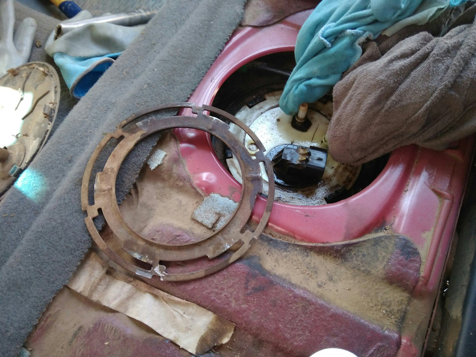 Решили мы как то поменять сеточку бензонасоса… — Chevrolet Aveo Sedan ...