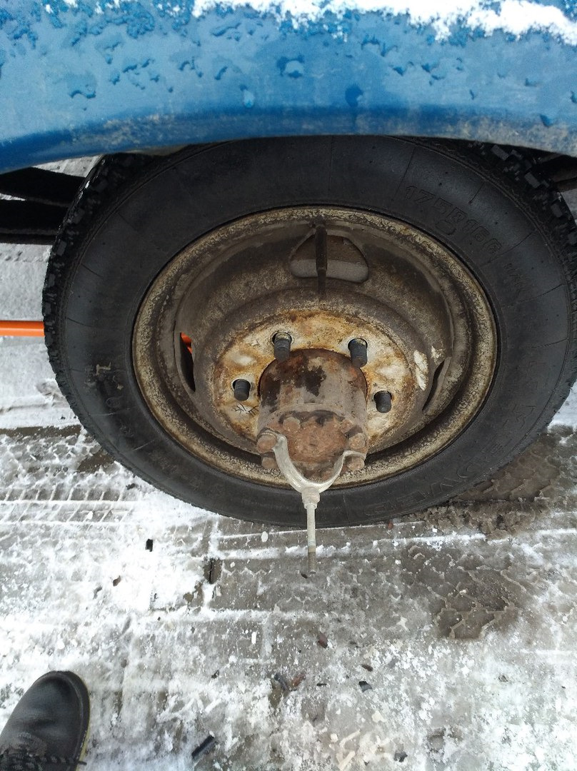 скинули шину. перекинуть колеса. сколько стоит перекинуть резину на другие диски. воздушный фильтр колесо на китайце джак. перекидывание колес.