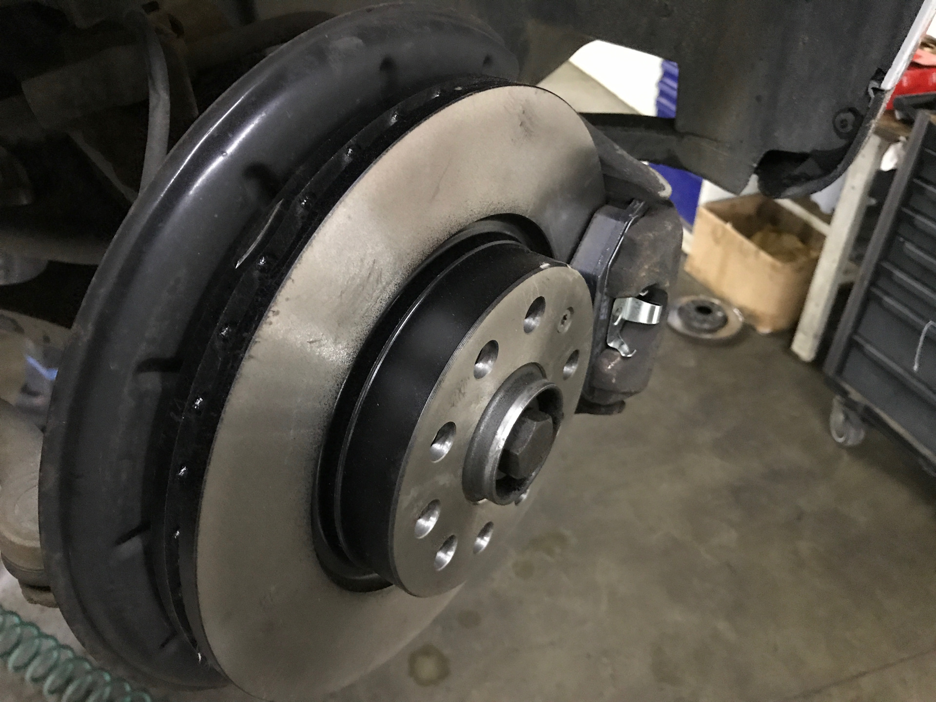 Замена колёса opel zafira b. Тормоза audi q5 fy. Тормозной диск brembo 09d72411. Торм года. Передние тормозные диски пассат б6.