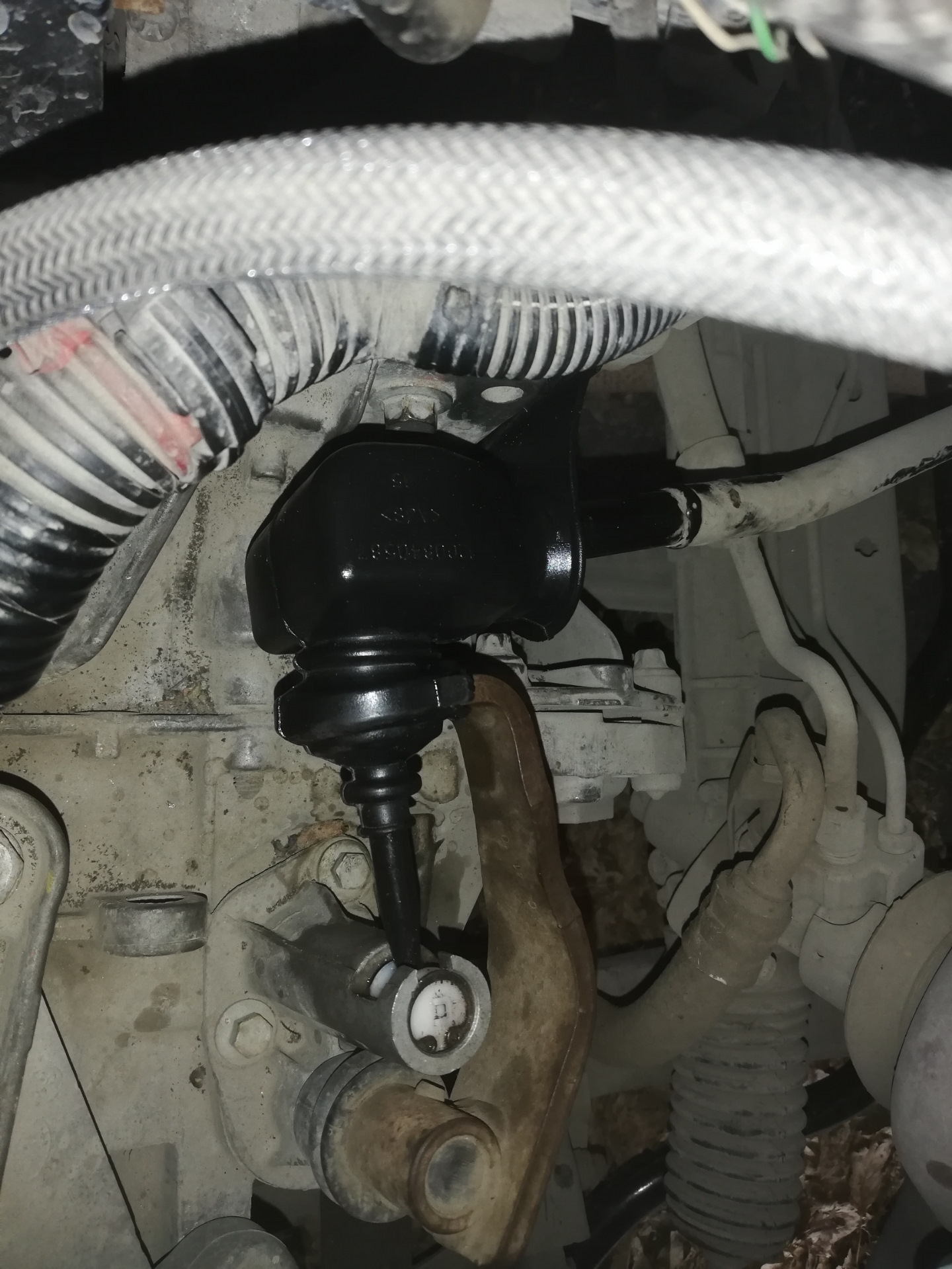 Замена пыльника кулисы кпп — Renault Logan (1G), 1,6 л, 2011 года ...