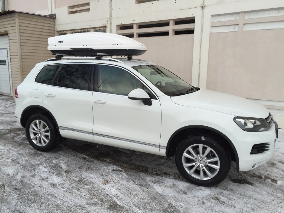 Багажник на туарег. Thule Motion 800 Touareg. Volkswagen Touareg NF белый. Фольксваген Туарег бокс на крышу. Автобокс Туарег NF.