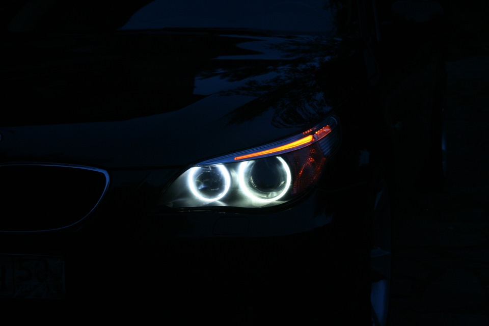 Бмв е60 глазки. Ангельские глазки БМВ e60. BMW m5 e60 в темноте. BMW 5 e60 ангельские глазки.