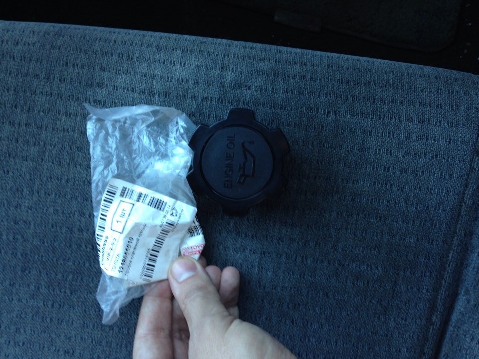 Травит масло из под маслозаливной крышки — Toyota Carina ED (3G), 2 л ...