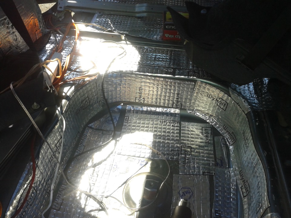 Задние амортизаторы Астон & Шумофф багажника — Lada 21104, 1,6 л, 2007 ...