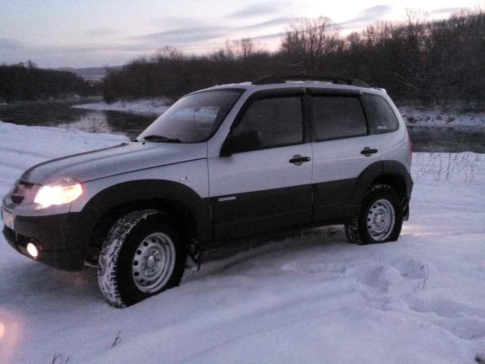 Зимние тапки плюс наклейка drive2.ru — Chevrolet Niva (1G), 1,7 л, 2013 ...