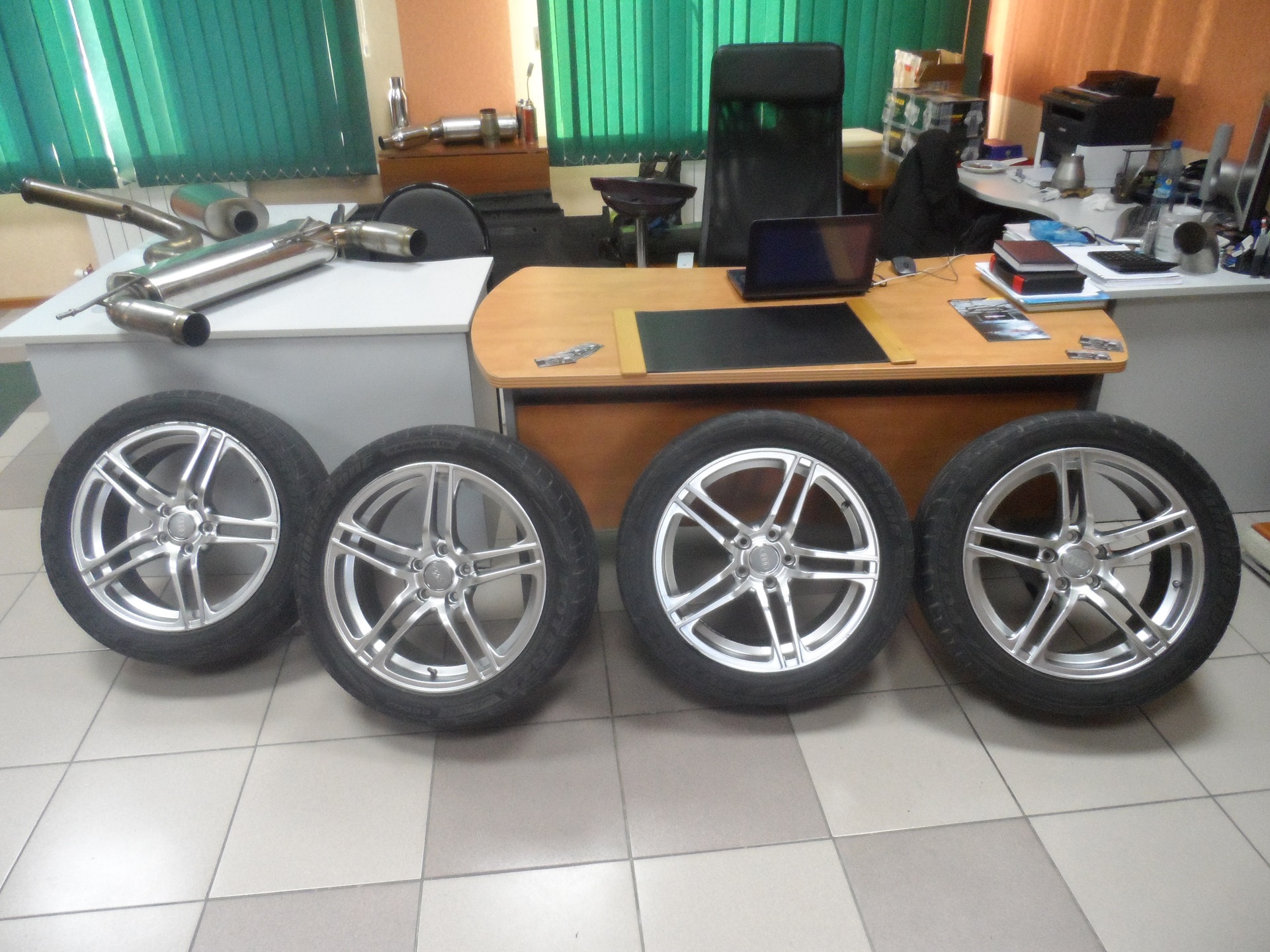 Колёса Audi R8 реплика — Audi Q3 (1G), 2 л, 2012 года | колёсные диски ...