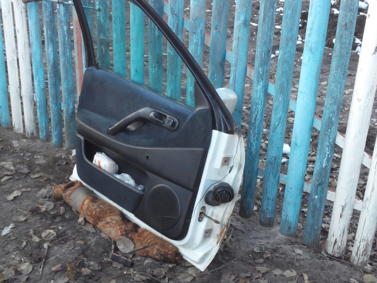 замена петли на двери — Volkswagen Passat B4, 1,9 л, 1994 года | своими ...