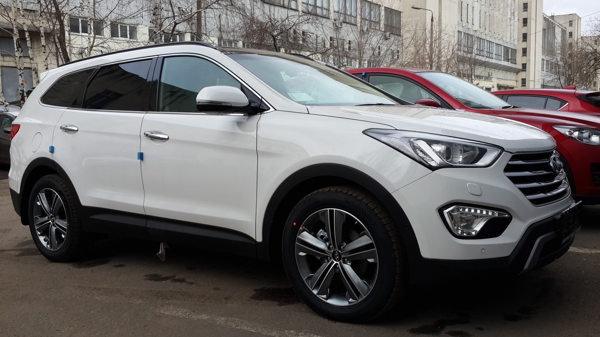 Grand 2015. Hyundai Grand Santa Fe белый. Гранд Санта Фе с пробегом. Санта Фе 2015 года. Santa Fe 2015 дефлектор капота.