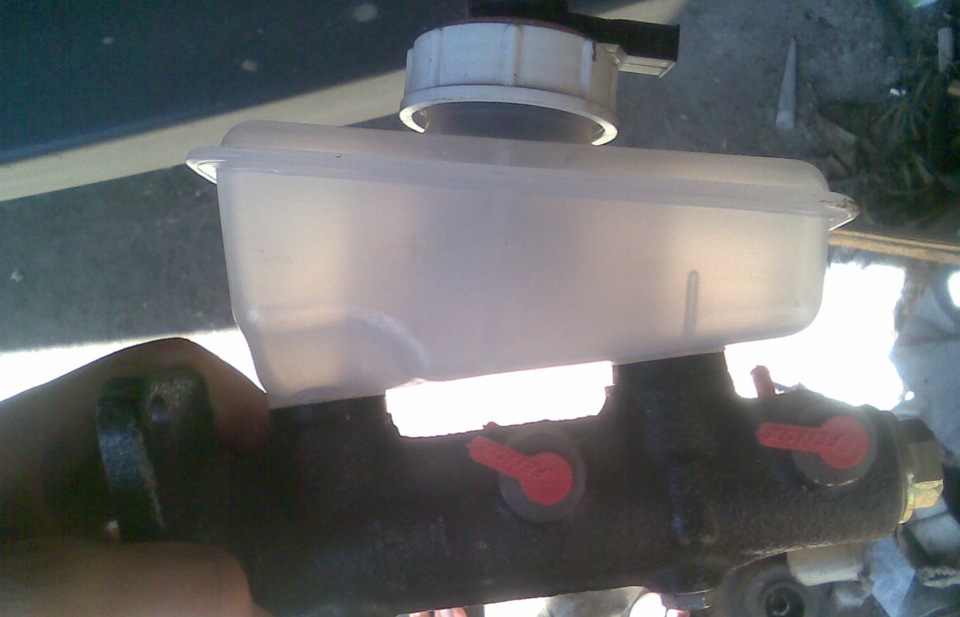 главный тормозной цилиндр течет((( — Lada 21093, 1,6 л, 1993 года ...