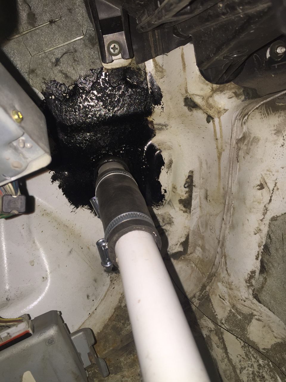 На выходе в салоне сделана подвижная часть из резинового шланга, что бы трос укладывался по всей ширине барабана — Suzuki Jimny (1G)