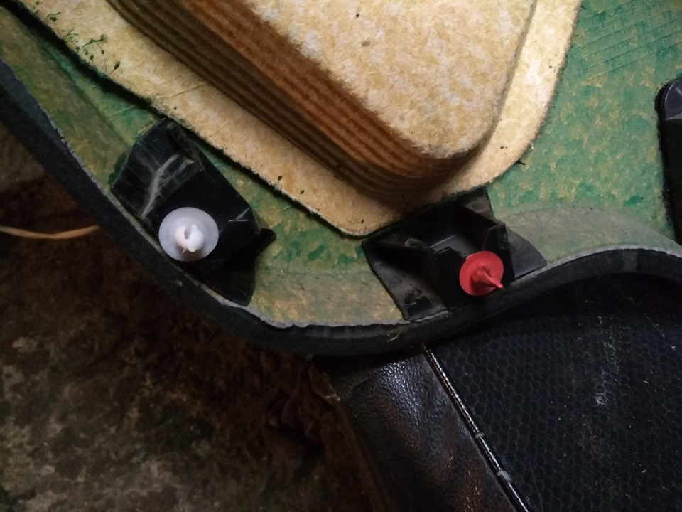 клипсы и основания под них на месте — Volvo V70 I