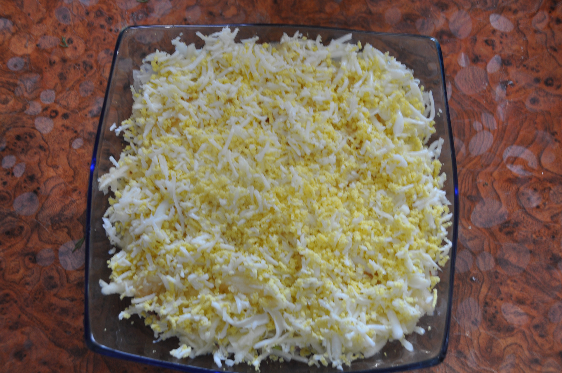 Колбасный сыр с яйцом и чесноком. Салат колбасный сыр морковь. Колбасный сыр с яйцом и чесноком. Колбасный сыр с яйцом и чесноком. С копченым сыром.