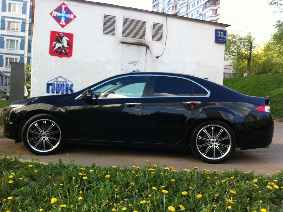 Диски аккорд. Honda Accord 8 Black Wheels. Honda Accord на дисках work. Хонда Аккорд 2012 года диски черный глянец.