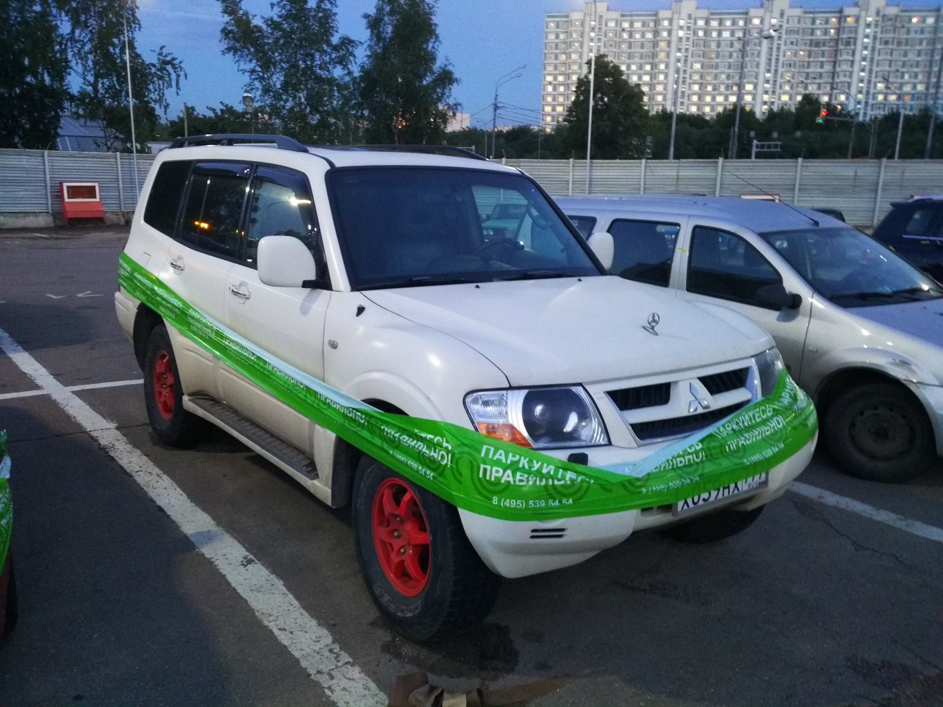 Неудачно припарковался — Mitsubishi Pajero (3G), 3,5 л, 2003 года |  нарушение ПДД | DRIVE2