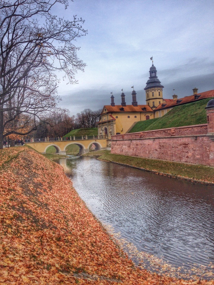 Рб москва. Минск Несвиж. Несвижский замок осенью. Минск замок Несвиж. Несвиж река.