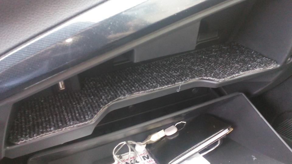 Коврик в бардачок гранта. Рамка вместо верхнего бардачка шевроле круз. Органайзер в бардачок polo sedan. Ворсовый коврик полки бардачка ваз 21144 1. Бардачок джетта 4.