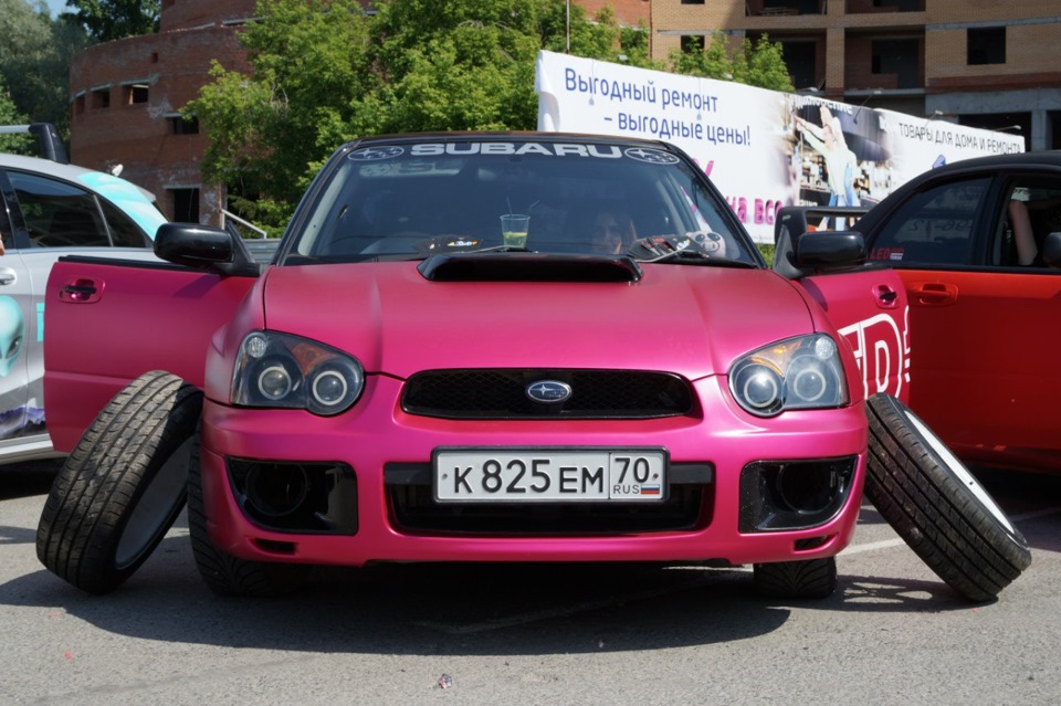 Розовая Subaru Legacy