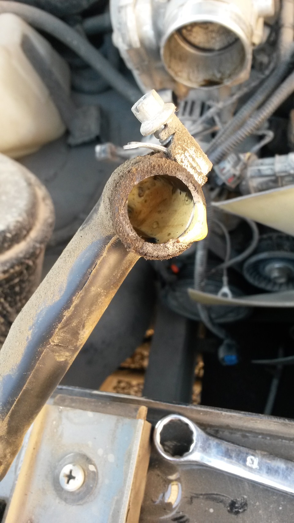 Она же (эмульсия) и в трубке которая идёт от крышки к патрубку дросселя. — УАЗ Patriot