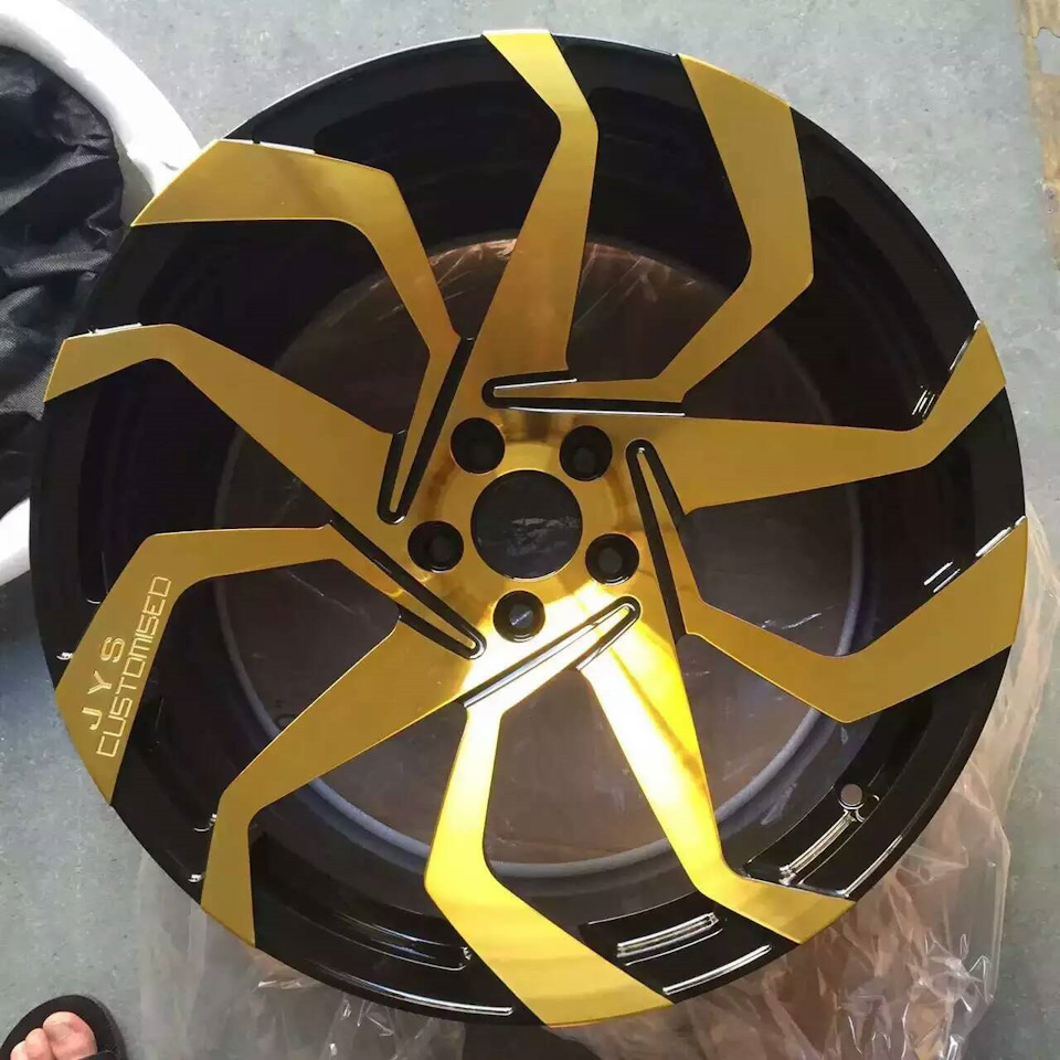 еще один дизайн кованых дисков — моноблоков FC4GED серии JS FORGED. на ...