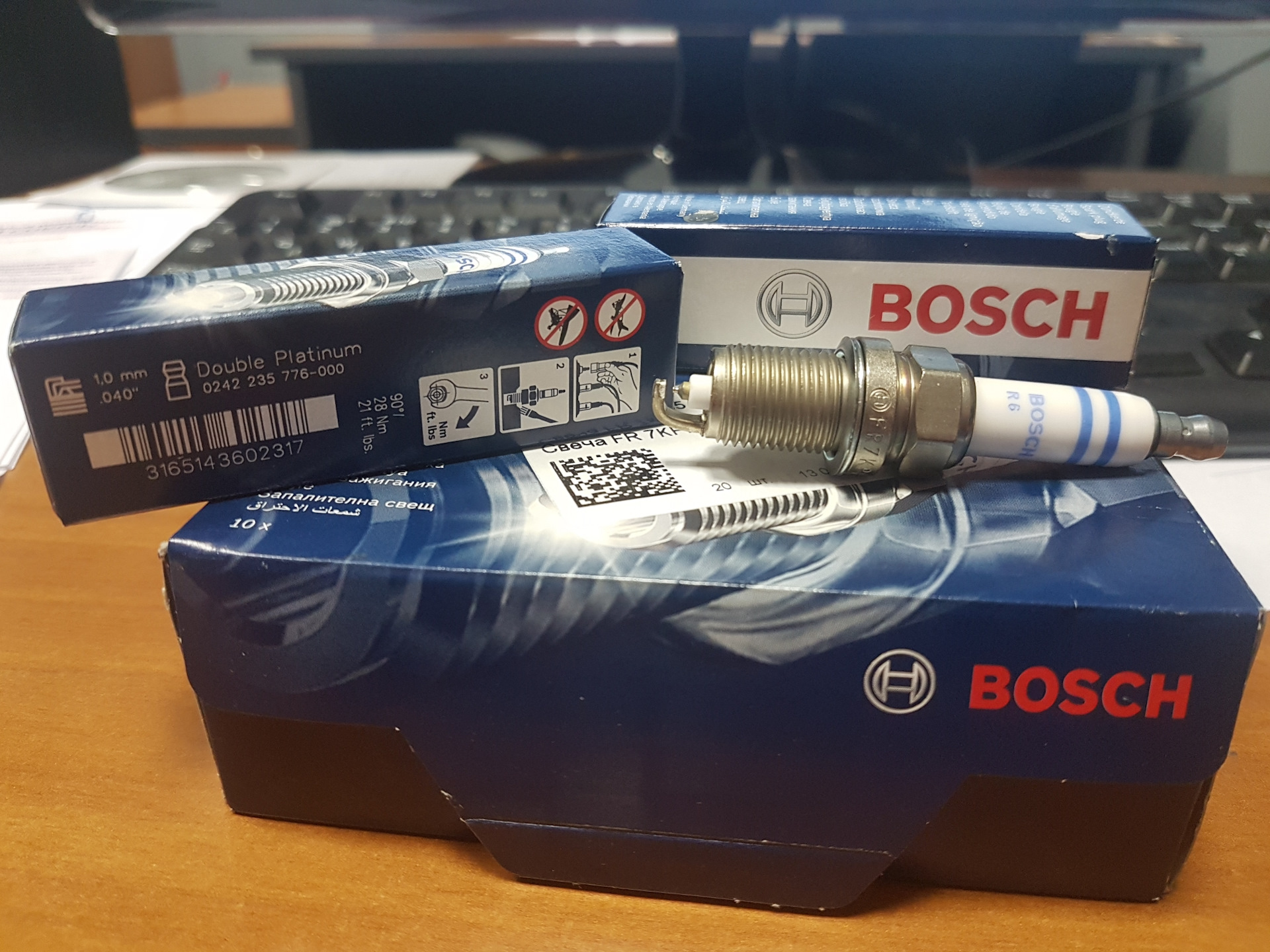 Свечи bosch platinum. Свеча зажигания Bosch Double Platinum 0242245576. Bosch Double Platinum 1 контактная кобальт 0242135510. Bosch Platinum r6 головка. Bosch 0 242 240 620 свеча зажигания "Double Platinum", 1.3мм.