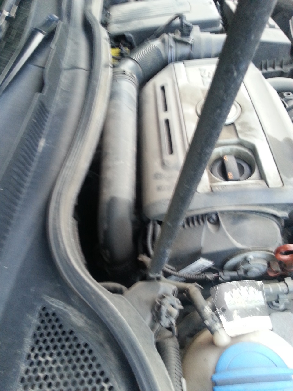 Следы масла на воздушном патрубке — Volkswagen Passat CC, 2012 года ...