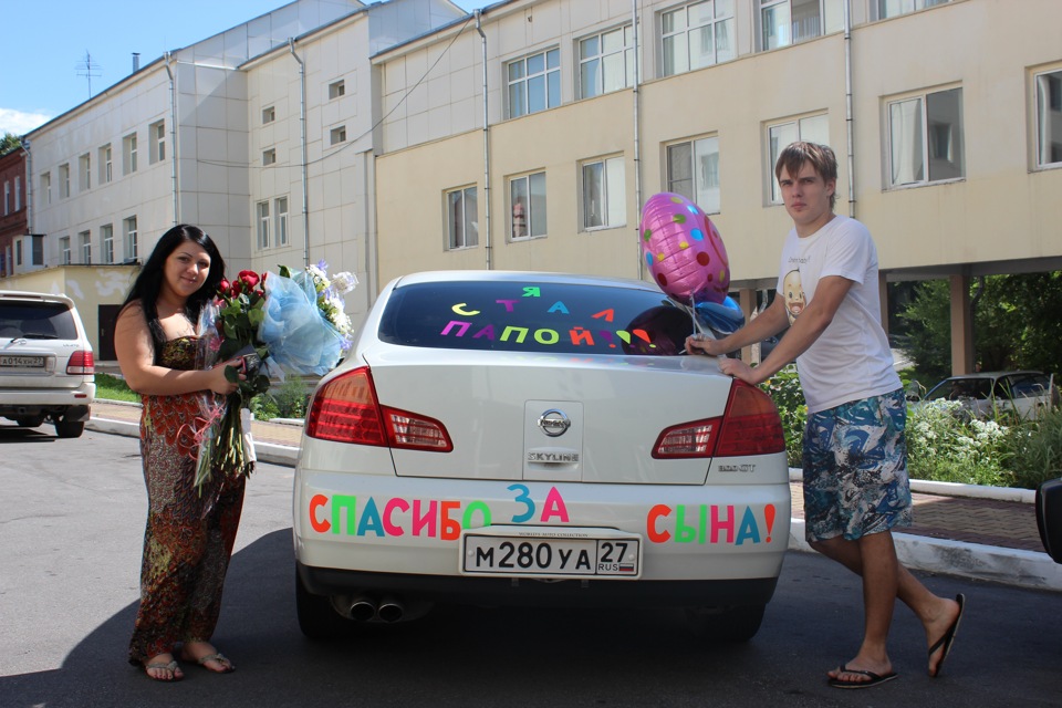 Встреча жены. Жена на встрече. Подарок жене и сыну с роддома. Кавказская встреча с роддома. Встреча с роддома прикол.