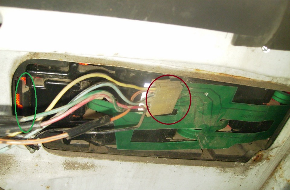 Первый ремонт после покупки машины.Задний левый габарит не горит ...