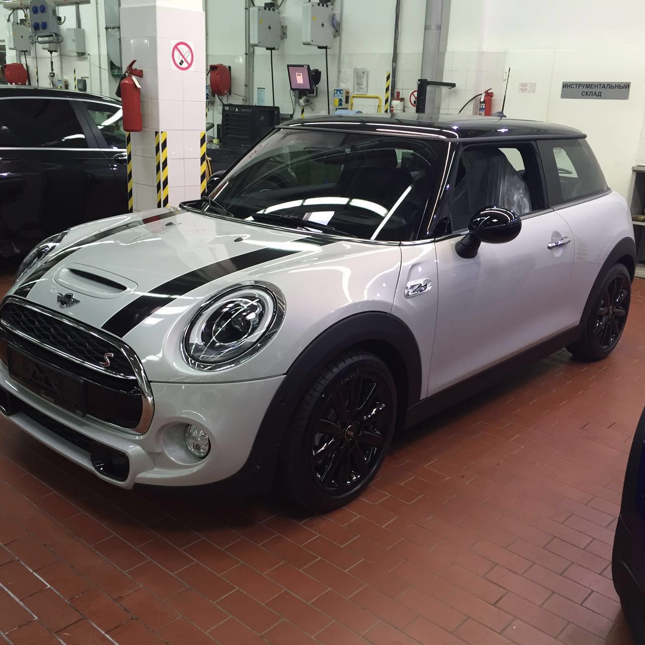 Фф мини 17. Диски на мини Купер 17. Mini Cooper s r56 колеса r16. Mini Cooper r17. Диски Mini Cooper r17 JCW.