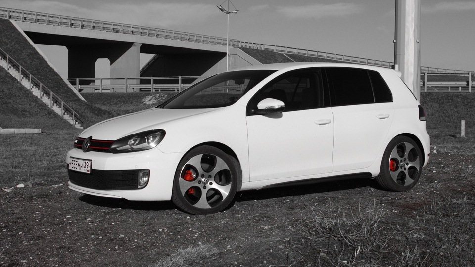 Белый чёрный Volkswagen Golf 6