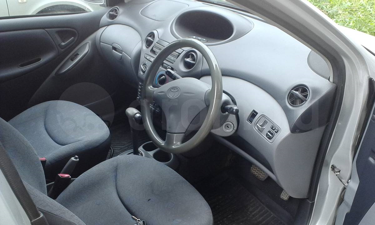 Toyota Vitz 2000 салон