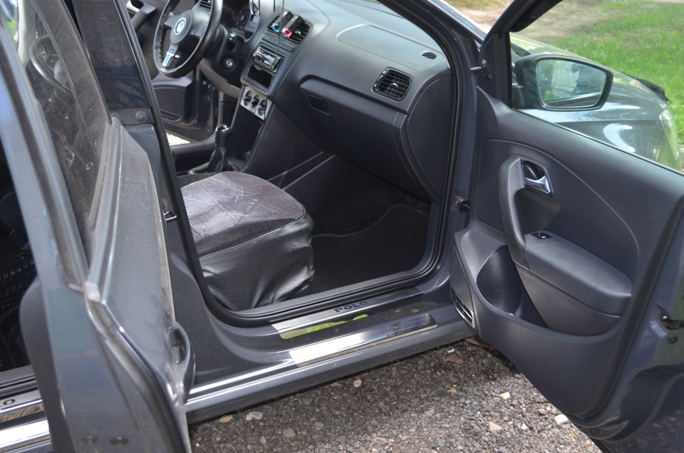 Накладки на пороги — Volkswagen Polo Sedan, 1,6 л, 2013 года ...