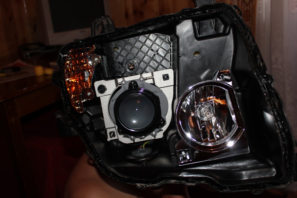 Фара в разборе. — Mitsubishi Pajero (4G)