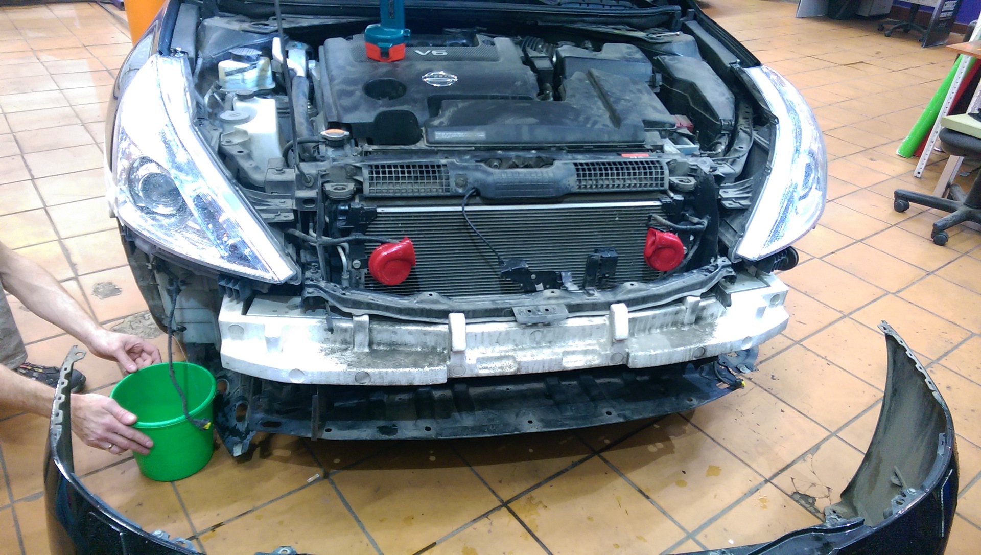 Установка сетки в решетку радиатора. — Nissan Teana (J32), 2,5 л, 2012 ...