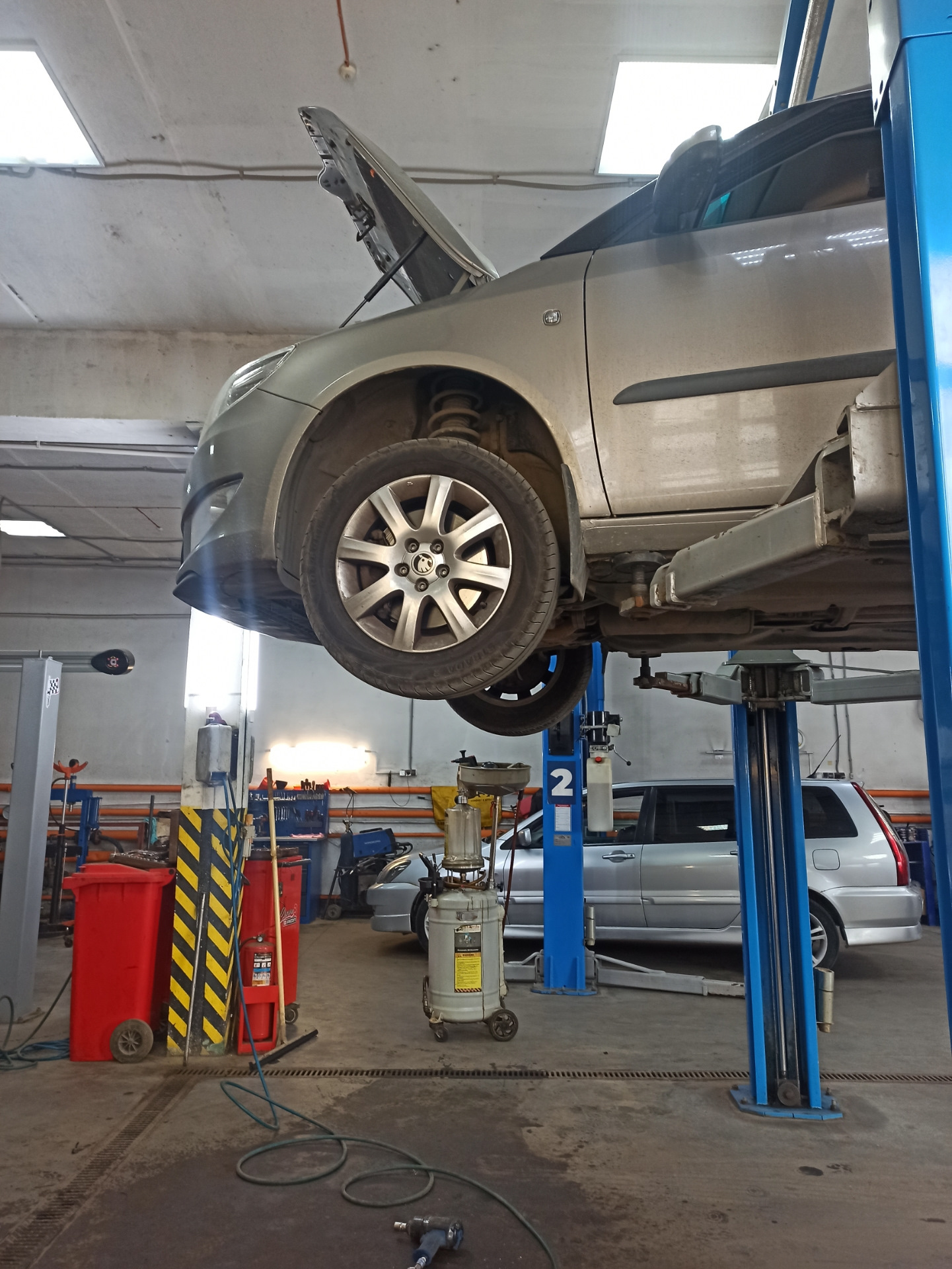 Замена защиты картера — Skoda Roomster, 1,6 л, 2011 года | аксессуары ...