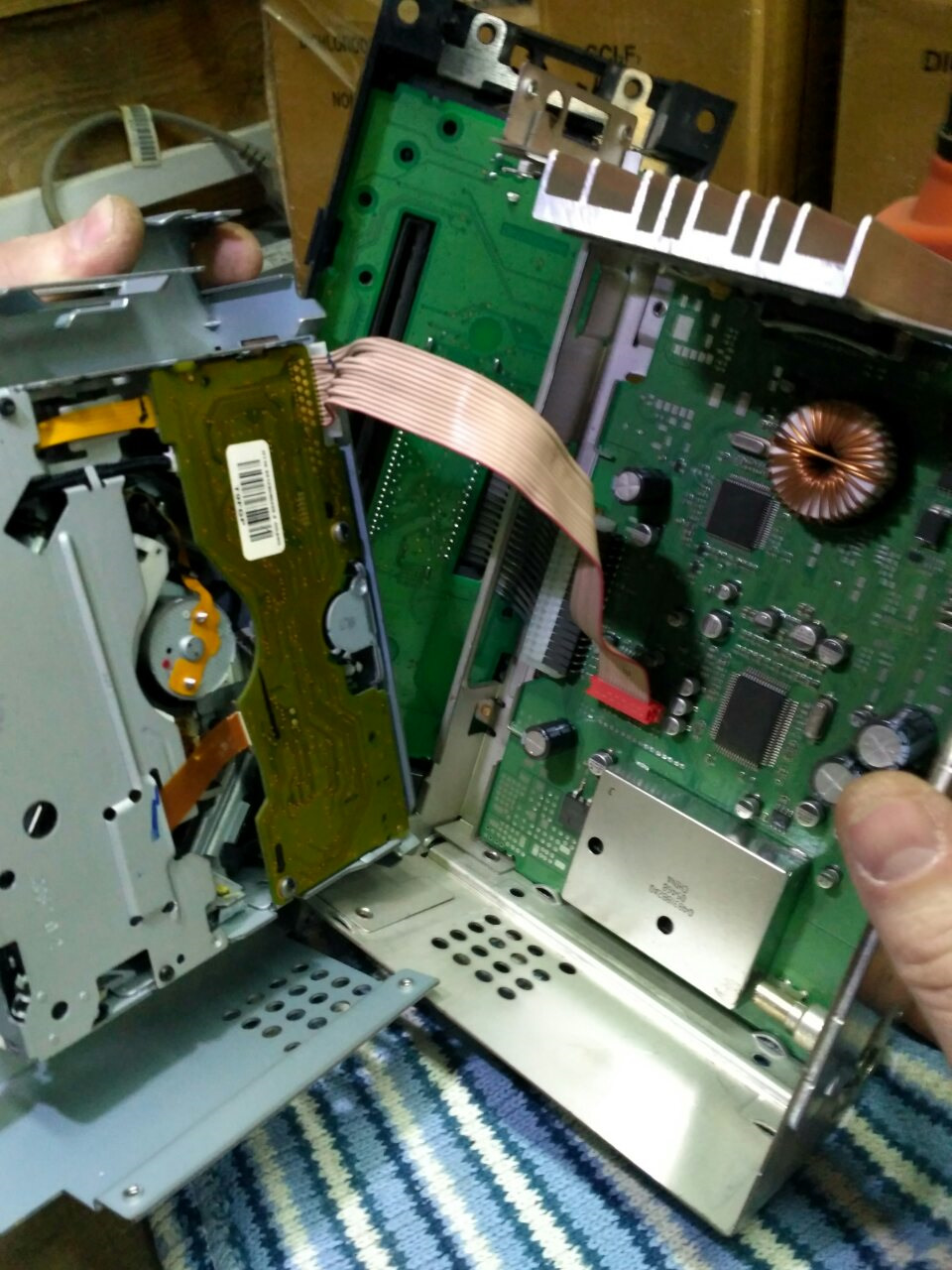 Как разобрать магнитолу. Разбор автомагнитолы. Rneg магнитола. Разобранная магнитола. Разобранная магнитола.