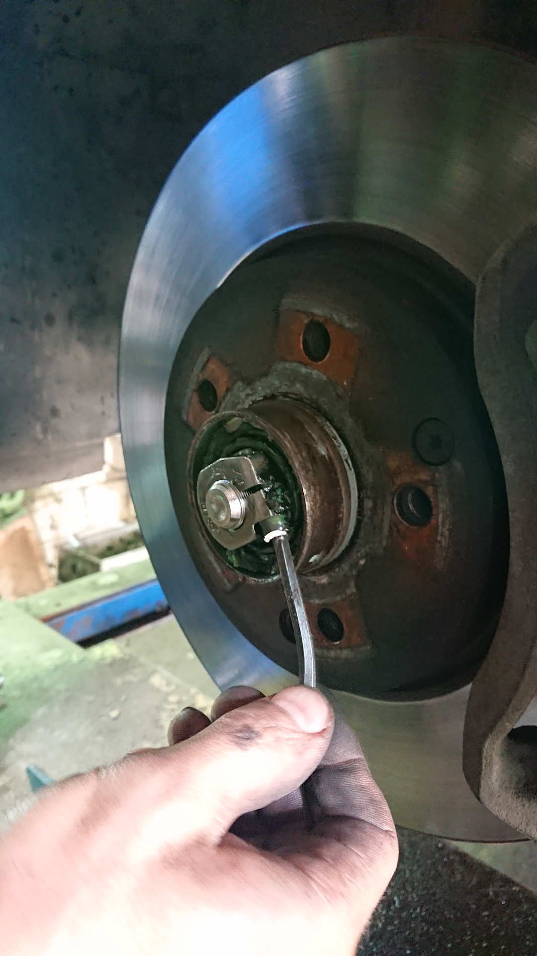 гайка ступицы переднего колеса ваз 2107. шевроле реззо задний подшипник ступицы. правильно затянуть ступичные. регулировка подшипников ступиц камаз. ключ ступичный нива.