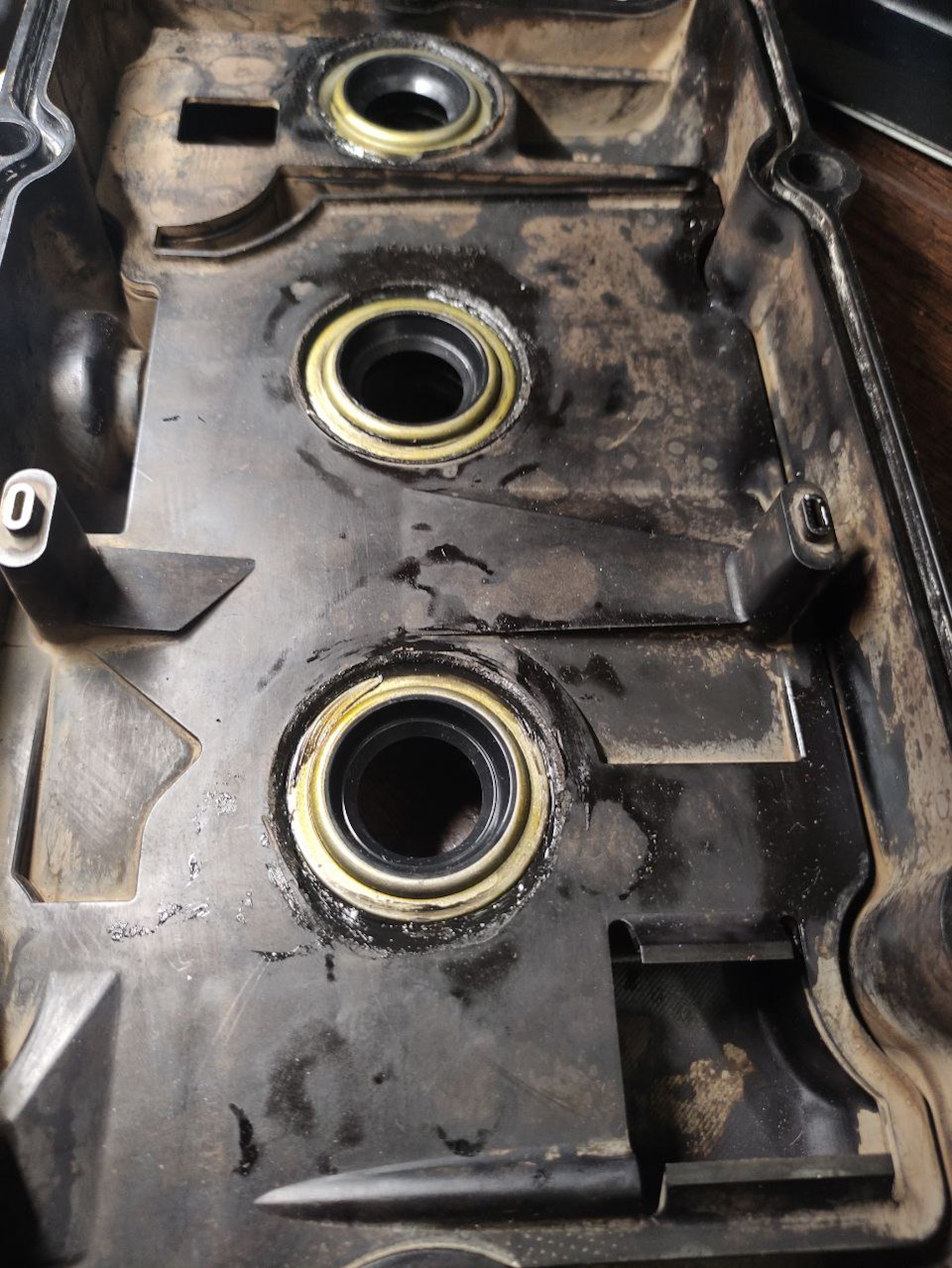 Замена сальников свечных колодцев — Nissan Liberty, 2 л, 2003 года ...