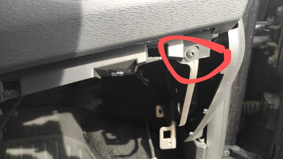 за бардачком — Lada Vesta (1G)