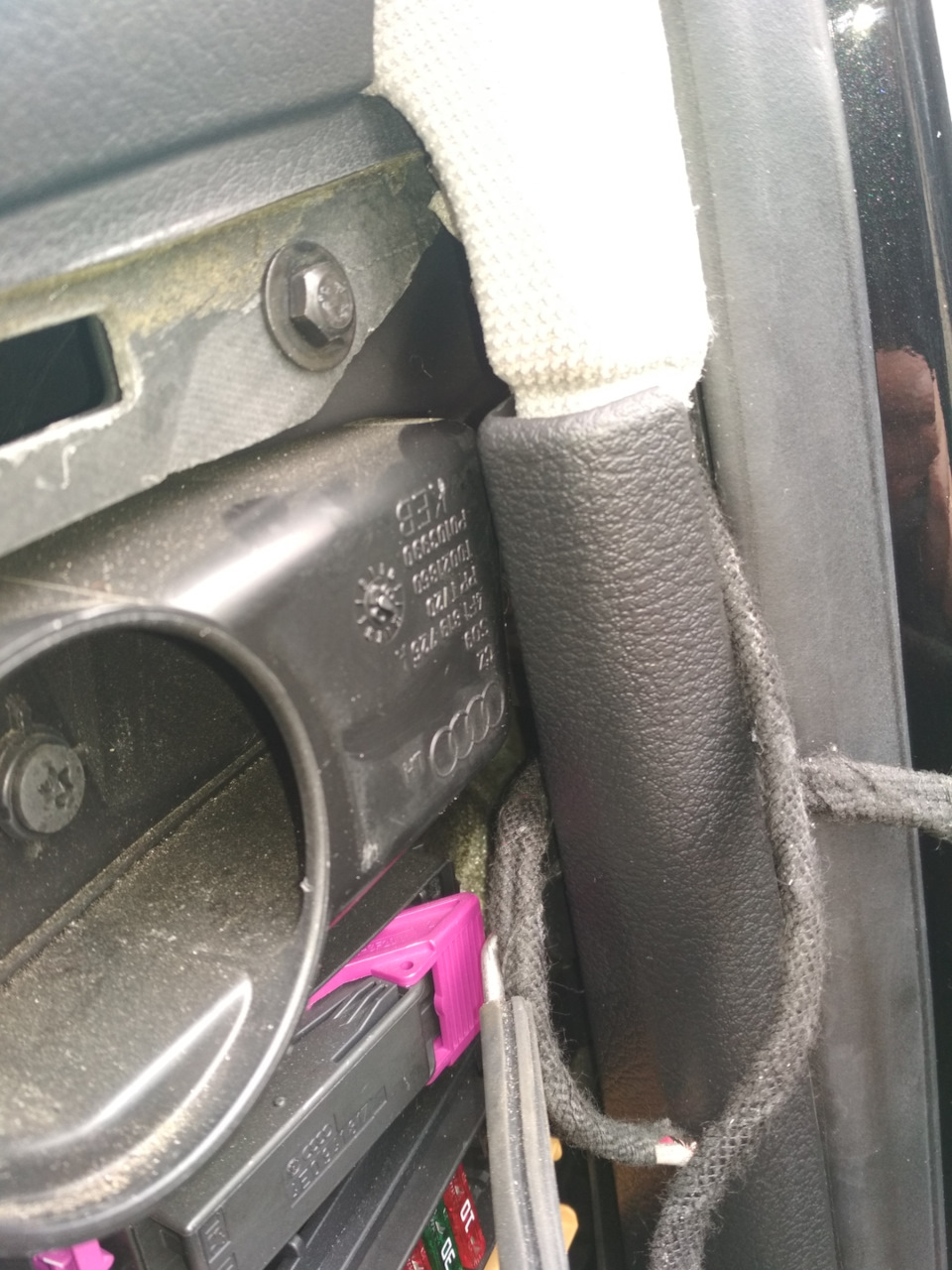 Черная накладка узкая, отогнул и провод уже за ней возле блока предохранителей — Audi A6 (C6)