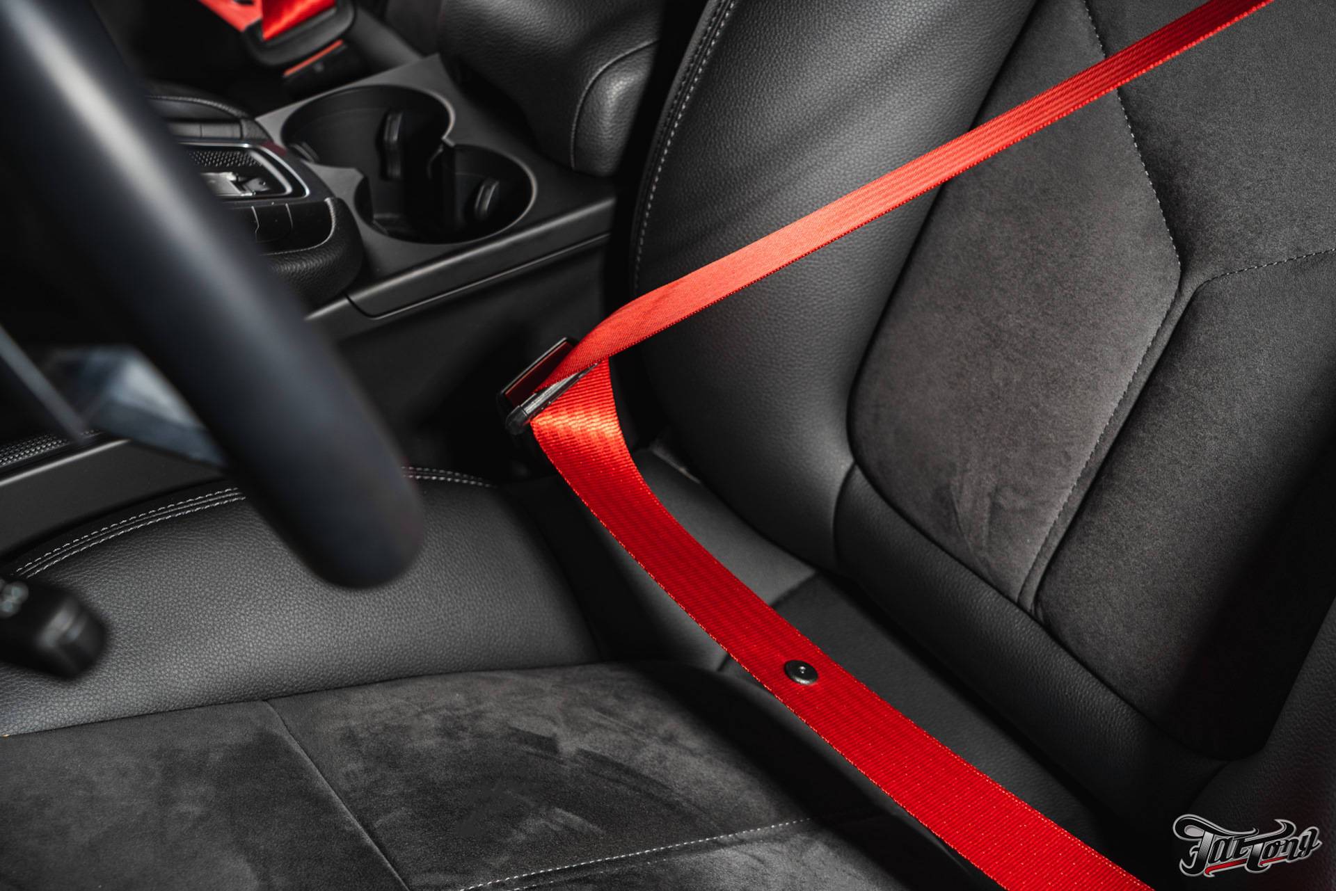 Красные ремни безопасности. Porsche Macan красные ремни безопасности. Красные ремни безопасности Порше 911 996. Красные ремни на порш Каен. Порше 959 ремень безопасности.