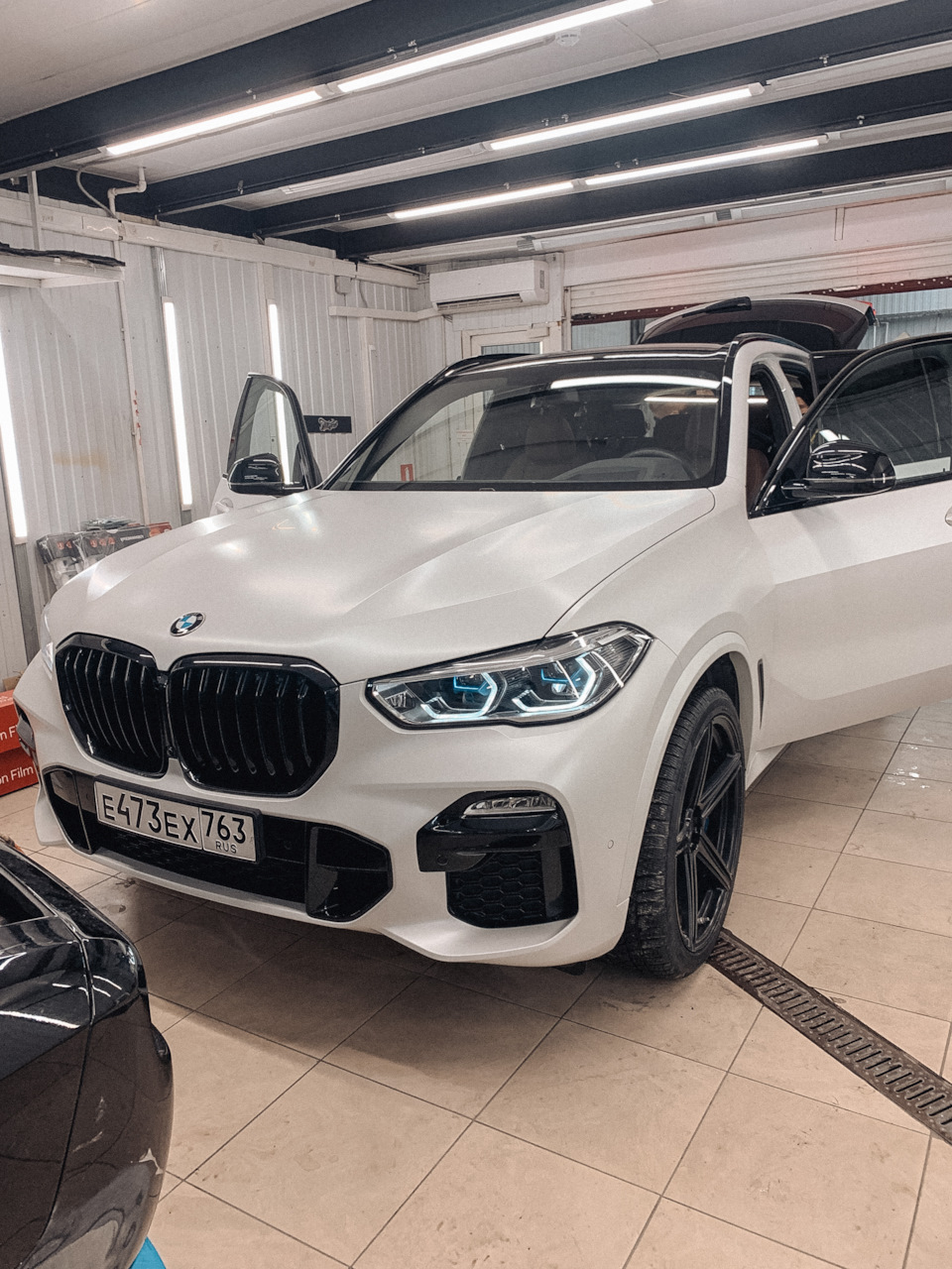 Матовый полиуретан и Потолок из алькантары — BMW X5 (G05), 3 л, 2019 года |  тюнинг | DRIVE2