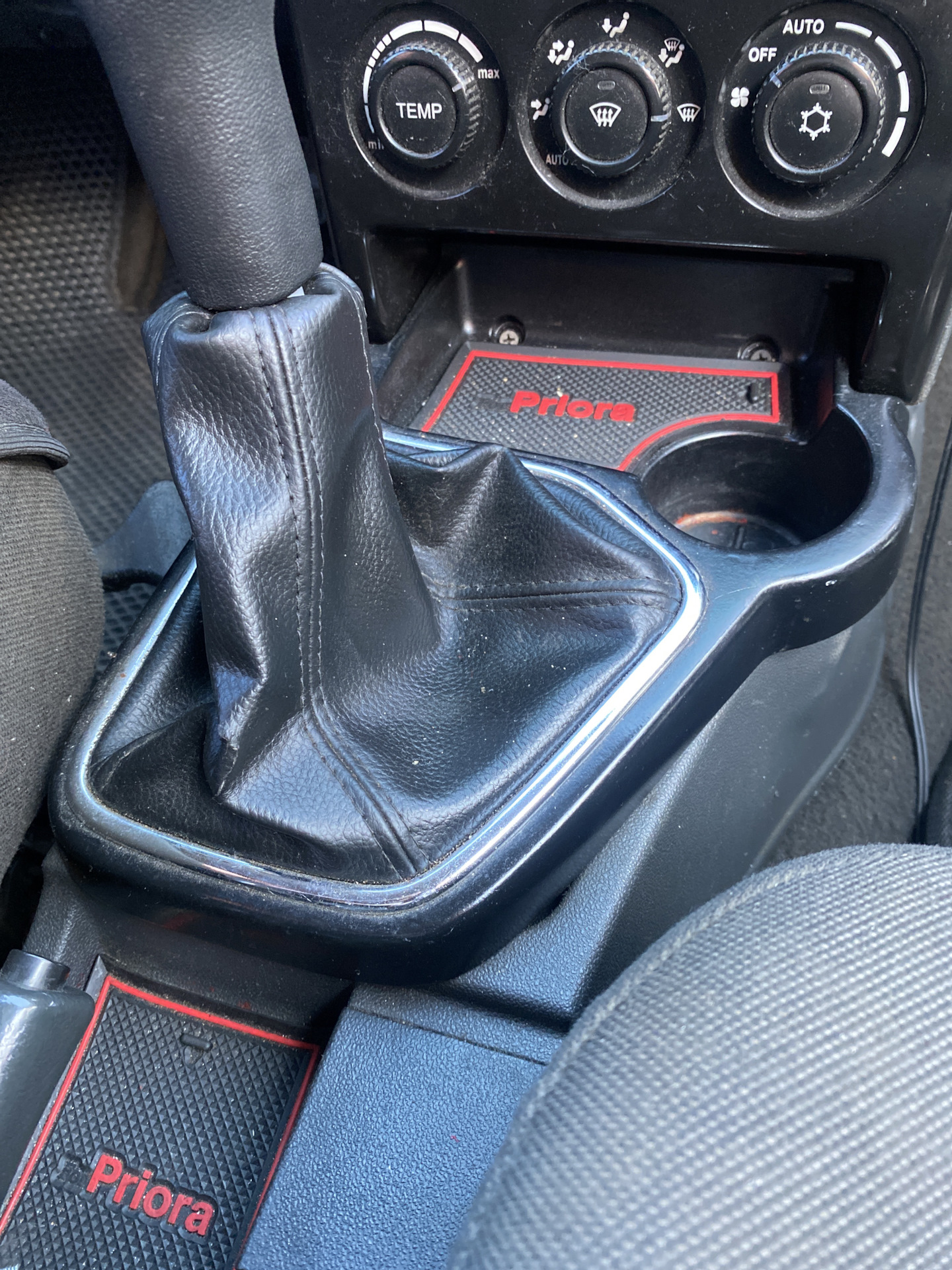 Консоль кпп приора 2. Подстаканник в ваз приора 2. Подстаканник приора 2 в 2114. Подстаканник в приору. Подстаканник приора 1.