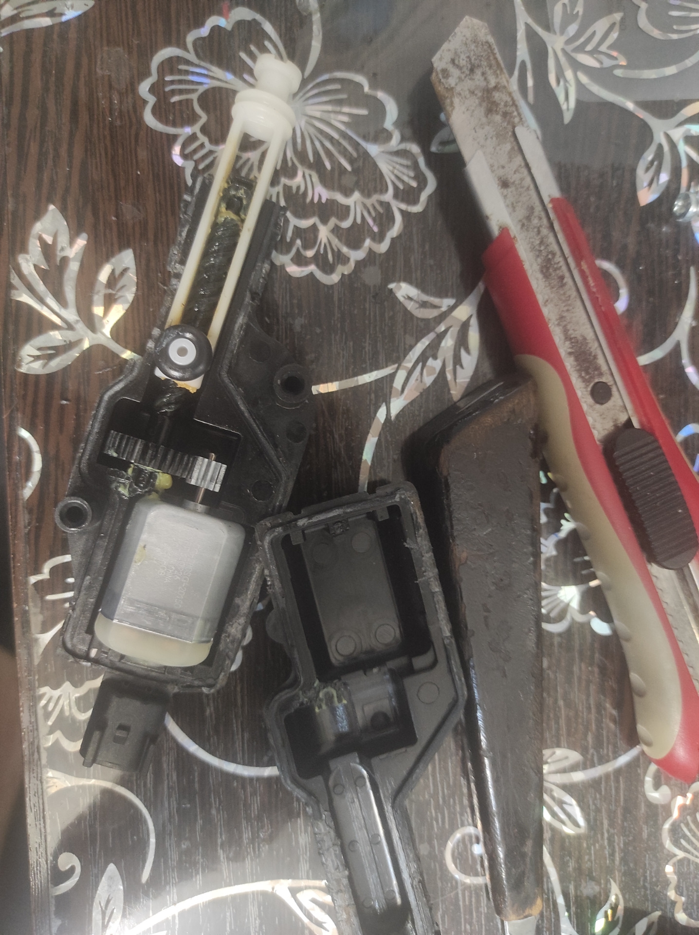 Не открывается багажник | Ремонт актуатора багажника — Ford Fusion, 1,4 ...