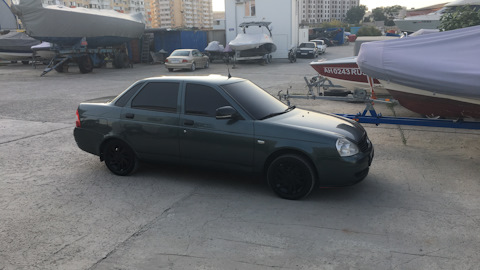 Черная приора на черных дисках r15