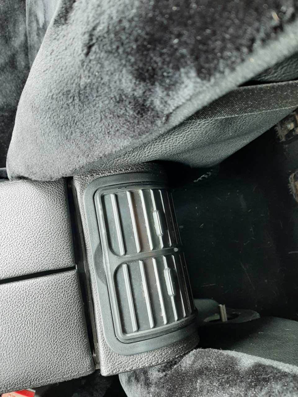 Розетка USB в подлокотник. — Lada Гранта лифтбек, 1,6 л, 2016 года ...